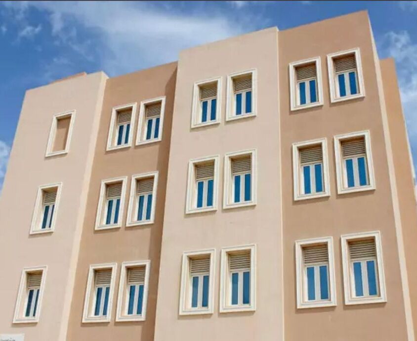 للإيجار شقة سكنية تتضمن غرفتين نوم في منطقة الوكرة